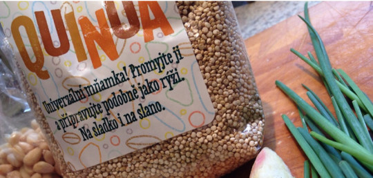 Quinoa s piniovými oříšky a kuřecím masem