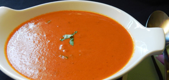 Tomatový krém s čerstvou bazalkou