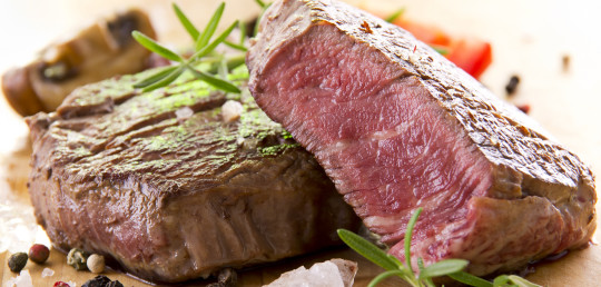 Ryb-eye steak s pepřovou omáčkou ze sojové smetany a pečenými batáty