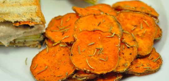 Zdravý snack k televizi: Batátové chipsy s rozmarýnem |VEGAN|