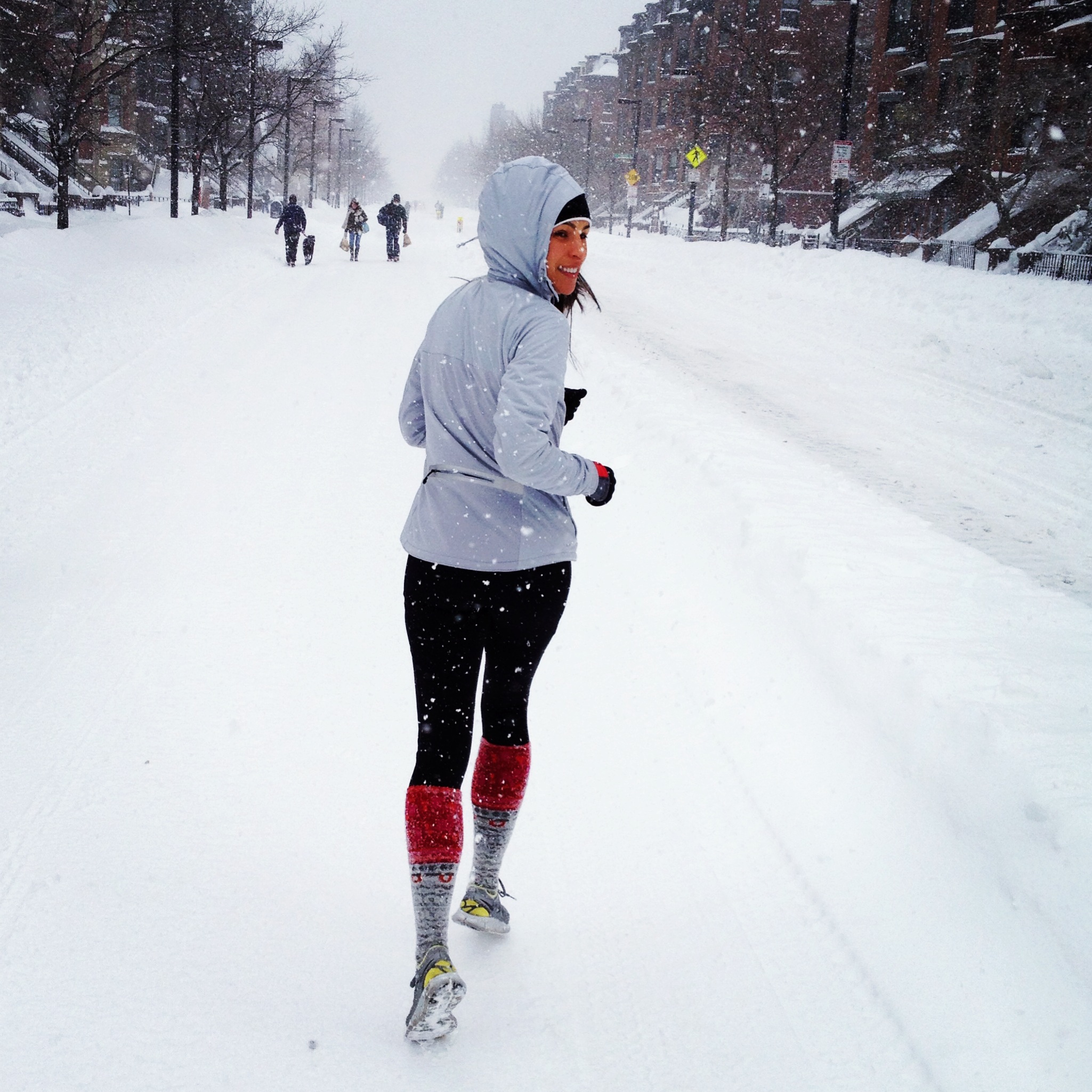 Спортсмены зима. Бег зимой. Спорт зимой. Спортивные девушки зимой. Девушка на пробежке зимой.