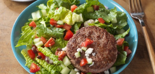 Vege burger s červenou řepou a sušenými rajčaty se zeleninovým salátem